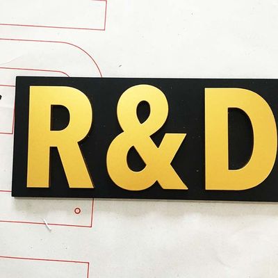 Logo doanh nghiệp Chữ cái bằng nhựa rõ ràng để làm bảng hiệu trang trí trong nhà