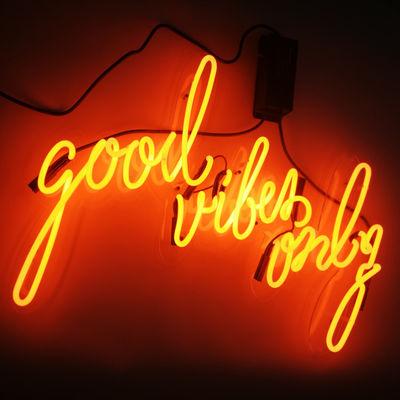 Trang trí quầy bar 10kv Dấu hiệu neon tùy chỉnh Vibes tốt chỉ với bảng acrylic