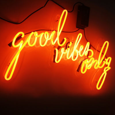 Trang trí quầy bar 10kv Dấu hiệu neon tùy chỉnh Vibes tốt chỉ với bảng acrylic