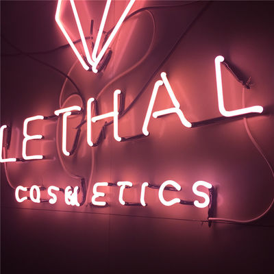 Cửa hàng mỹ phẩm Logo tùy chỉnh Neon Dấu hiệu thủy tinh Làm bằng chữ cái kênh Neon màu hồng